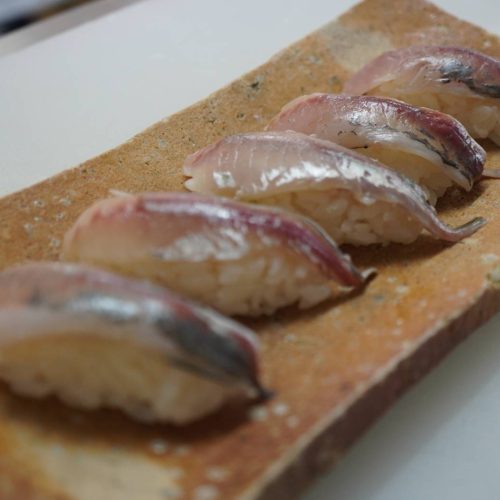 鯵を仕込んで握る