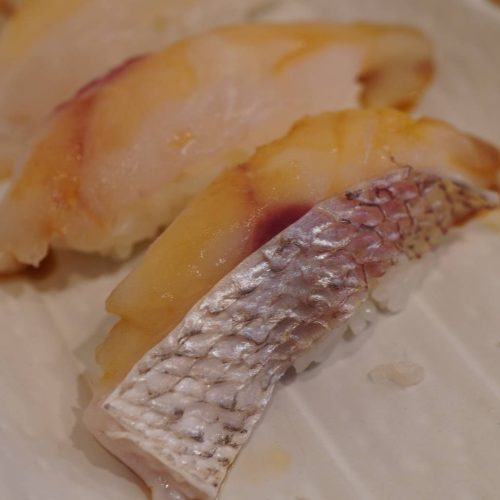 鯛の握り 湯引きと皮引きで変わる味わい